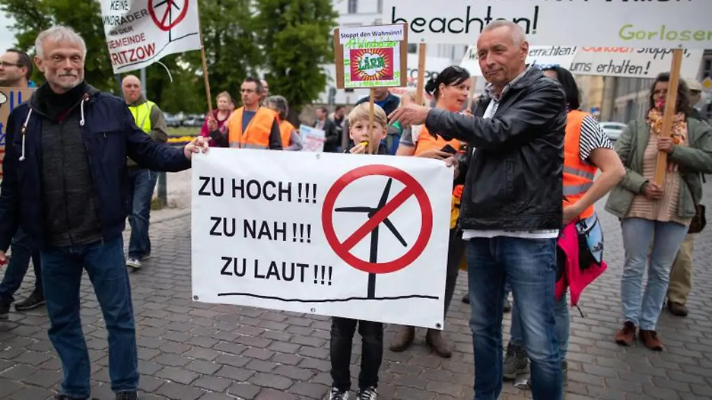 Mehrere-hundert-Einwohner-aus-Gemeinden-Mecklenburg-Vorpommerns-protestieren-gegen-den-weiteren-Ausbau-der-Windkraft