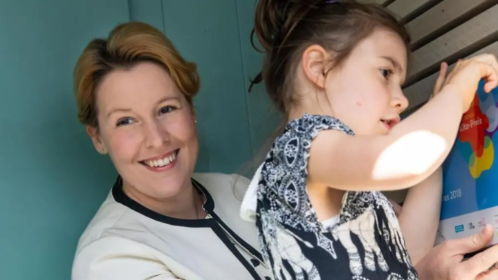 Bundesfamilienministerin-Franziska-Giffey-besucht-eine-Kita