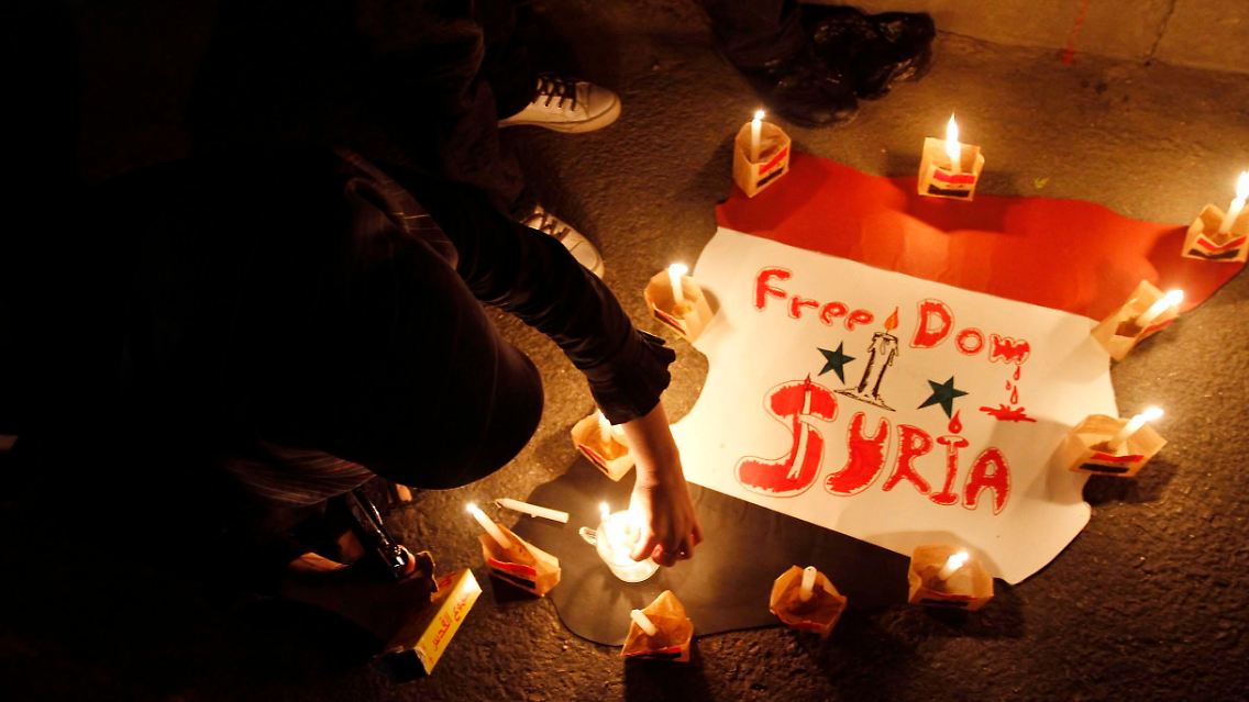 In der jordanischen Hauptstadt Amman brennen Demonstranten Kerzen für die syrischen Protestler an.