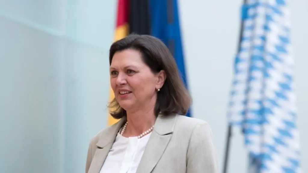 Ilse-Aigner-CSU-Praesidentin-des-Bayerischen-Landtags-kommt-zu-einer-Plenarsitzung