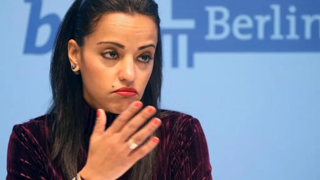 Sawsan-Chebli-Staatssekretaerin-fuer-buergerschaftliches-Engagement-beantwortet-Fragen-von-Journalisten