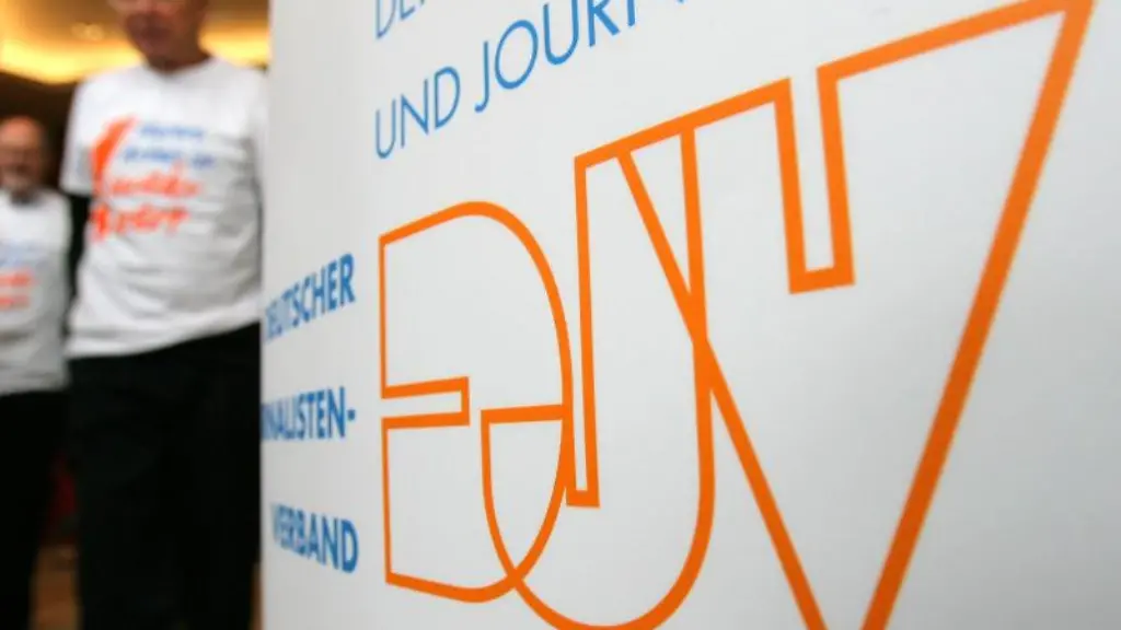 Ein-Aufsteller-mit-der-Aufschrift-DJV