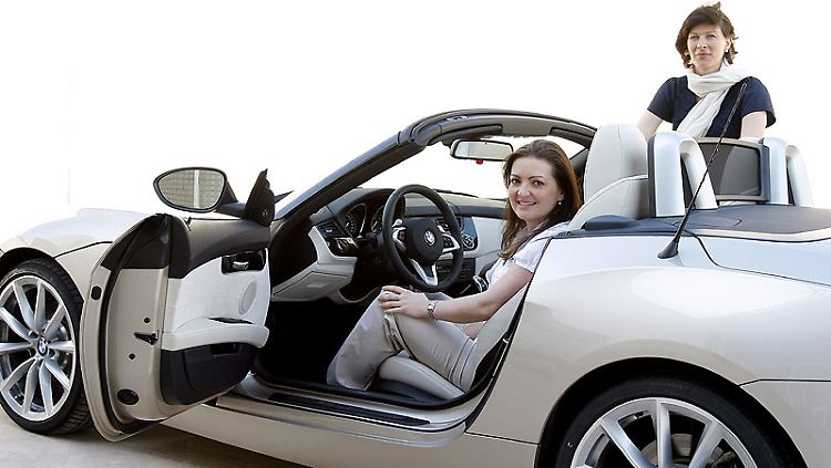 Sie haben ihn gezeichnet: Nadya Amaout (l.) das innere und Juliane Blasi das äußere Design des BMW Z4.