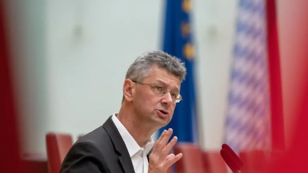 Michael-Piazolo-Freie-Waehler-bayerischer-Kultusminister-waehrend-einer-Rede-im-Landtag