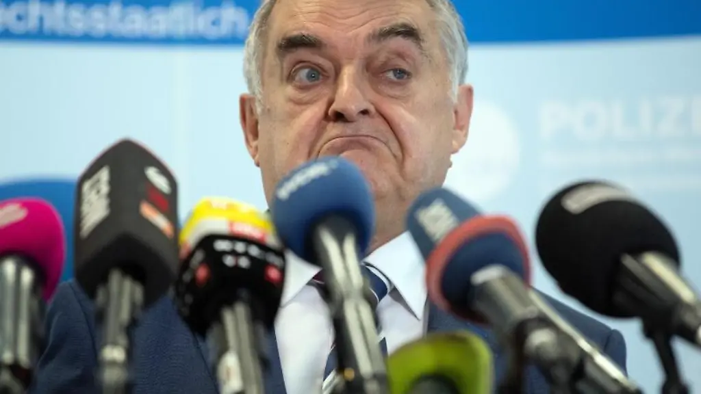 Herbert-Reul-CDU-Innenminister-von-Nordrhein-Westfalen-spricht-im-Landeskriminalamt