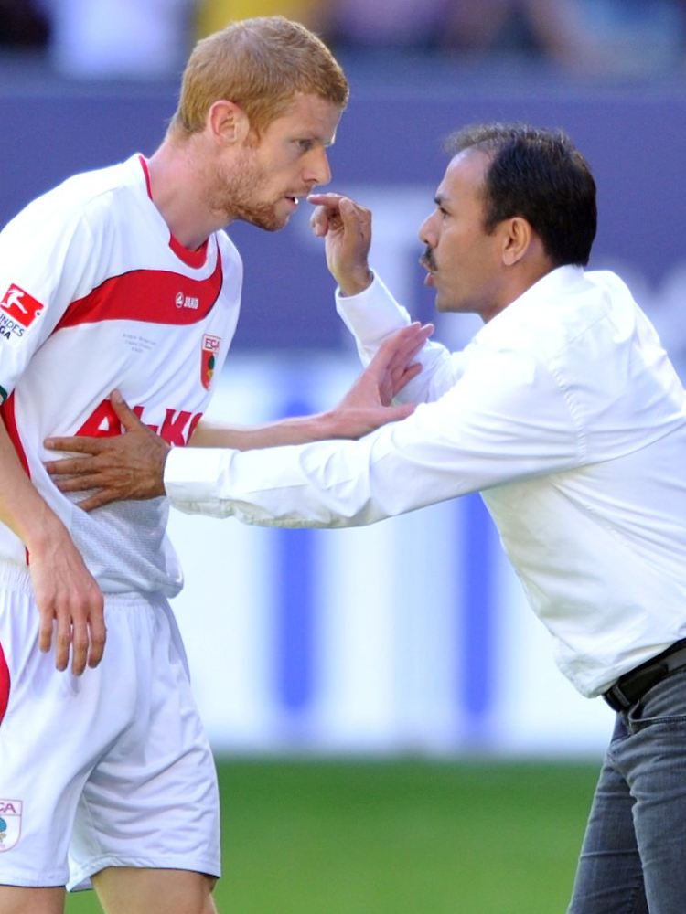 Es war ein enges Spiel: Augsburgs Trainer Jos Luhukay redet auf seinen Spieler Uwe Möhrle ein.