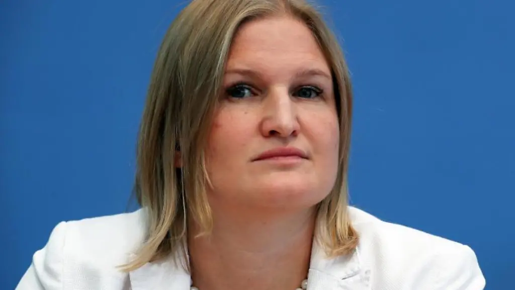 Katrin-Ebner-Steiner-stellvertretende-Landesvorsitzende-der-AfD-in-Bayern-bei-der-Bundespressekonferenz-in-Berlin