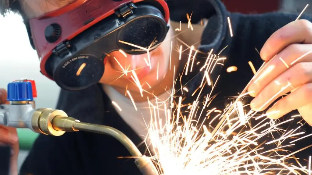 Der-Wasser-Installateur-Ronni-Meissner-bereitet-sich-mit-einer-Gasschweissarbeit-auf-seine-Meisterpruefung-vor