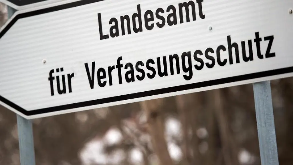 Ein-Hinweisschild-zum-Landesamt-fuer-Verfassungsschutz-in-Dresden