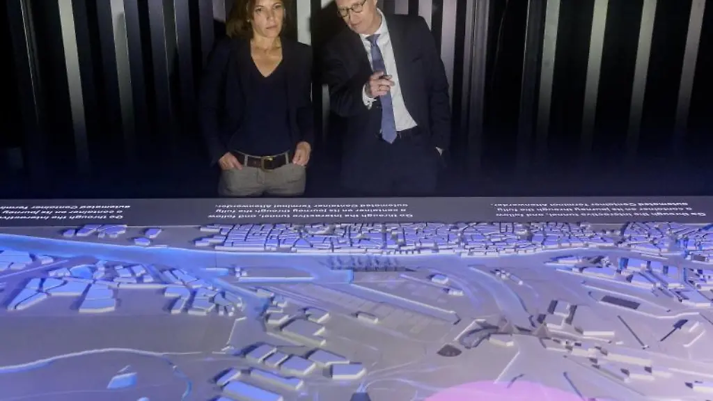 Erster-Buergermeister-Peter-Tschentscher-SPD-und-Geschaeftsfuehrerin-Susan-Molzow-bei-Eroeffnung-des-Discovery-Dock