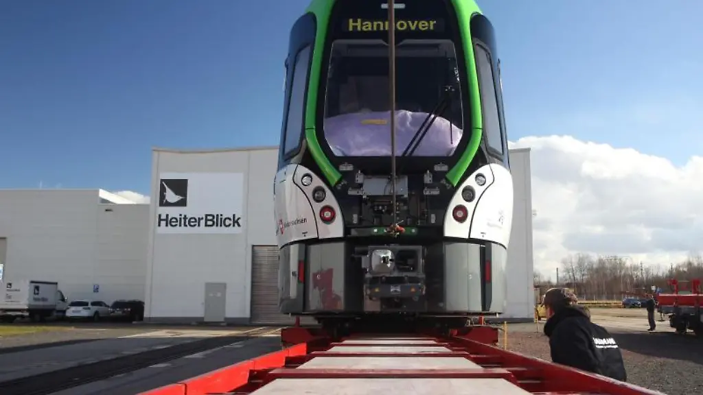 Ein-Strassenbahntriebwagen-vom-Typ-TW-3000-auf-dem-Gelaende-der-Leipziger-Heiterblick-GmbH