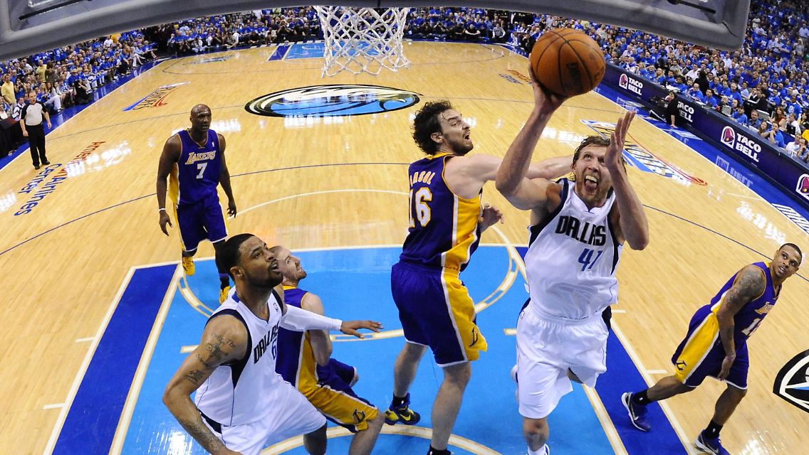 Auf dem Weg zur Demontage: Dirk Nowitzki und seine Mavericks fegten Meister Los Angeles mit 122:86 aus der Halle.