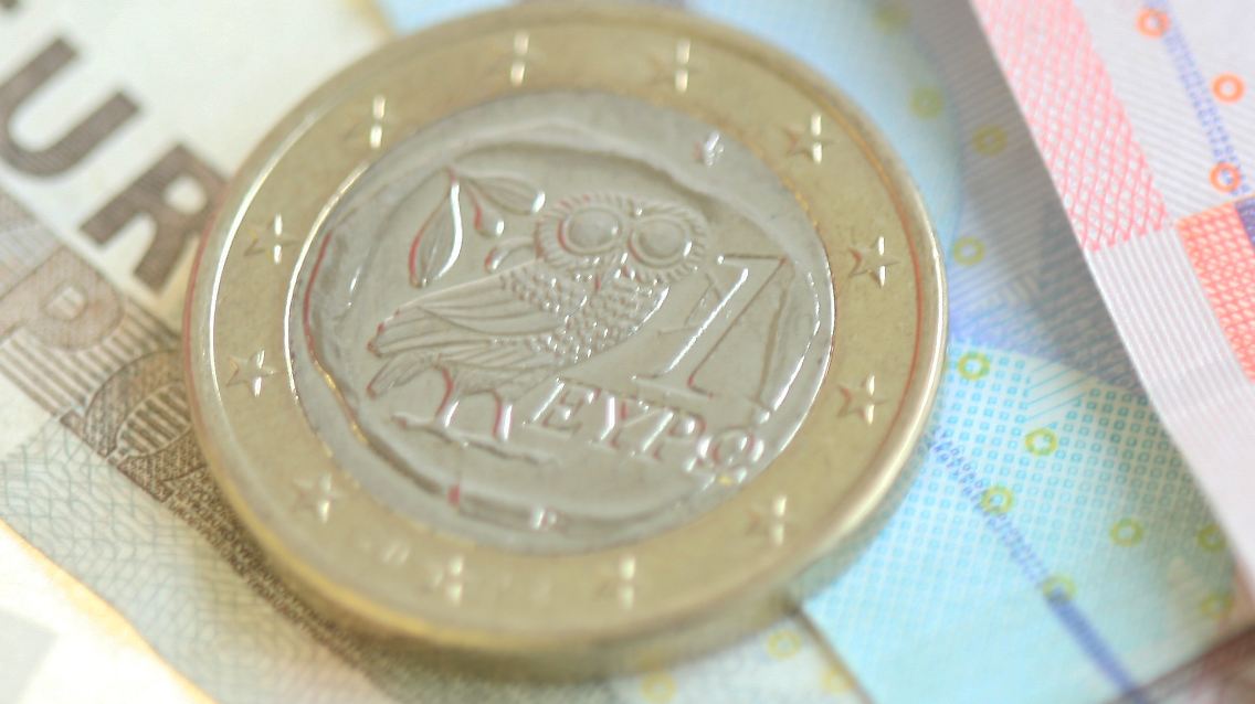 Die Eule auf der griechischen Ein-Euro-Münze weiß gar nicht, wie ihr geschieht.