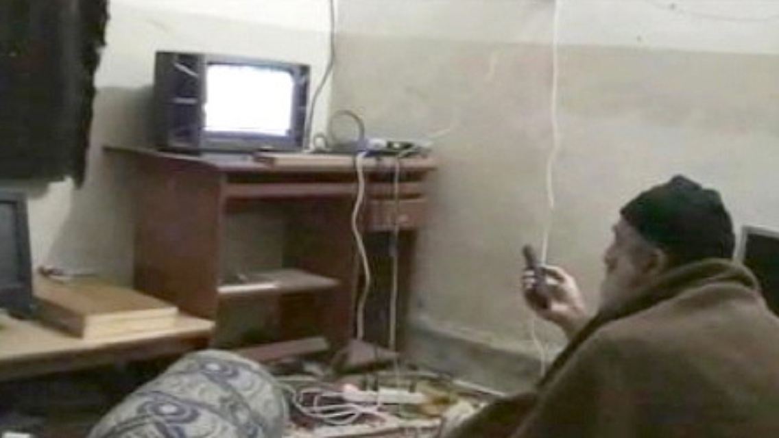Zu dem sichergestellten Material gehört auch dieses Bild, das Bin Laden zeigt, wie er sich selbst im Fernseher betrachtet.
