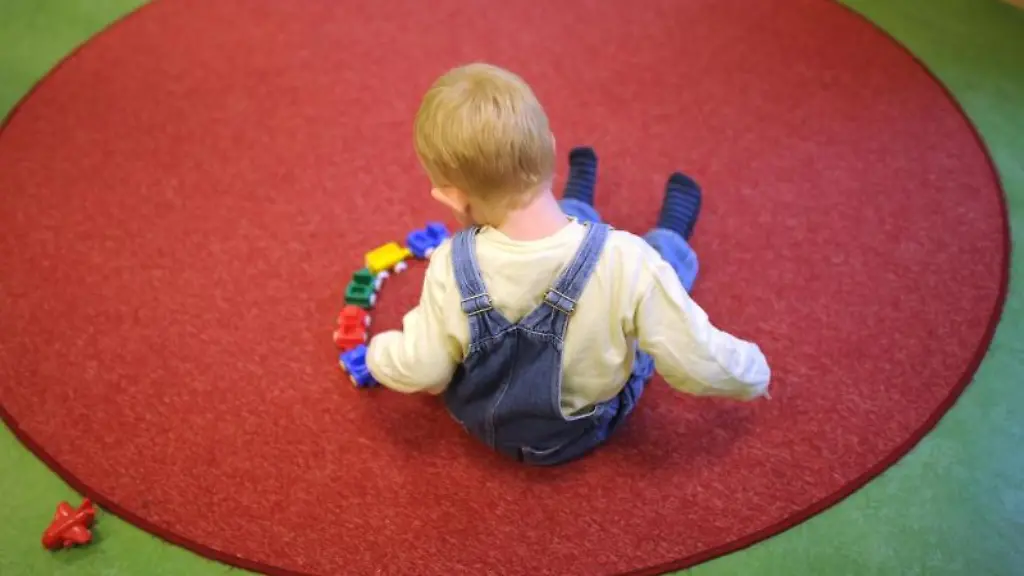 Ein-Kind-spielt-in-einer-Kinderkrippe-in-Hannover-Niedersachsen