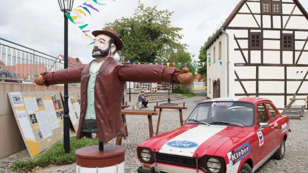 Das-Replikat-eines-Ford-Escort-MK1-Coupe-aus-dem-Film-Zwei-wie-Pech-und-Schwefel-steht-vor-dem-Museum