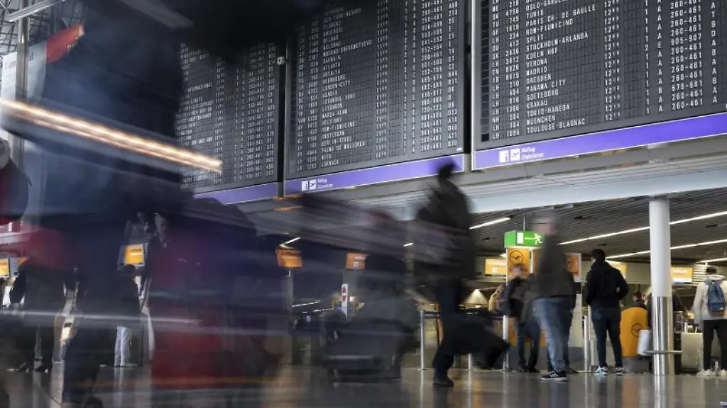 Dichtes-Gedraenge-herrscht-an-einem-Terminal-des-Flughafens-Frankfurt