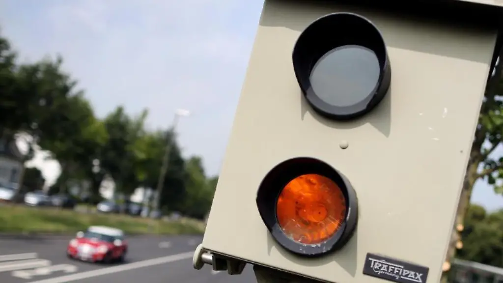 Ein-Messgeraet-zur-Geschwindigkeitsmessung-umgangssprachlich-Blitzer-genannt-steht-am-Strassenrand