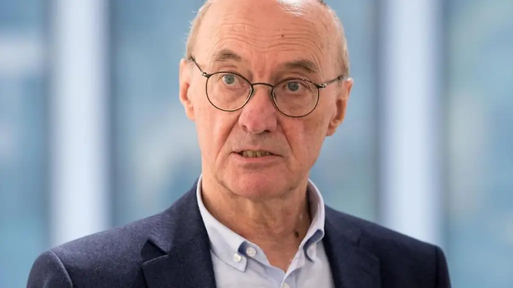 Winfried-Nerdinger-Gruendungsdirektor-des-NS-Dokumentationszentrums-schaut-in-die-Kamera