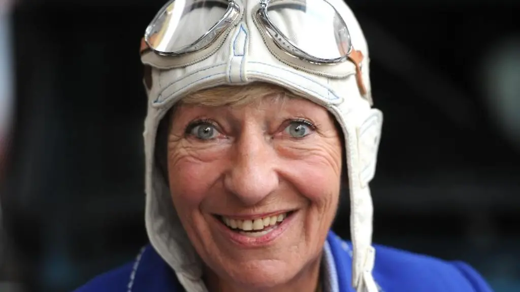 Die-ehemalige-Rennfahrerin-Heidi-Hetzer-laechelt-mit-Rennfahrerkappe-und-Brille