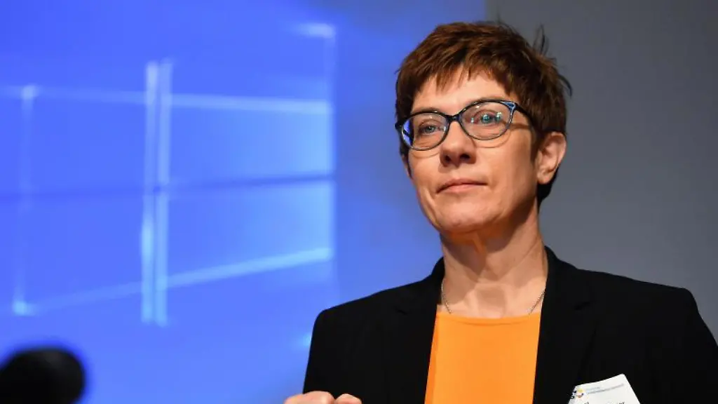 Annegret-Kramp-Karrenbauer-CDU-Praesidentin-des-Volkshochschul-Verbandes-DVV-spricht-auf-der-Mitgliederversammlung