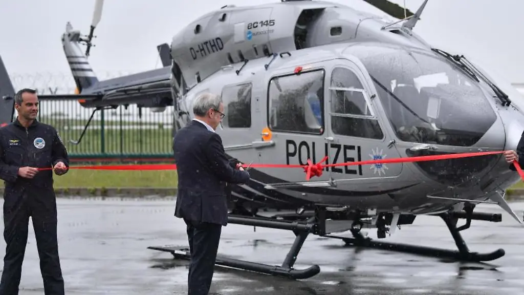 Georg-Maier-M-SPD-Innenminister-von-Thueringen-stellt-den-neuen-Hubschrauber-EC-145-der-Thueringer-Polizei-in-Dienst