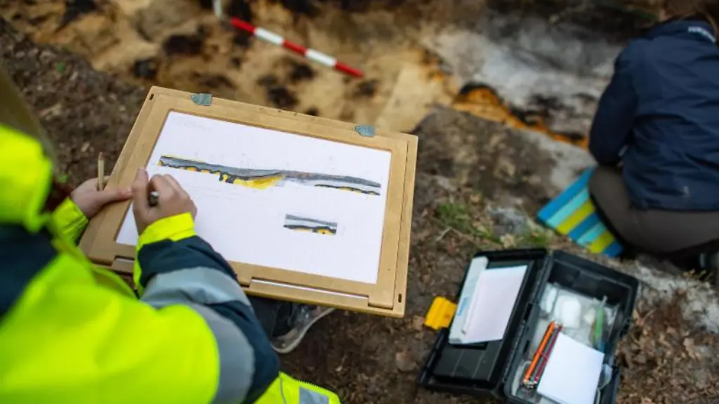 Eine-Auszubildende-zur-Grabungstechnikerin-des-LWL-zeichnet-die-freigelegte-Stelle-des-roemischen-Marschlagers-nach