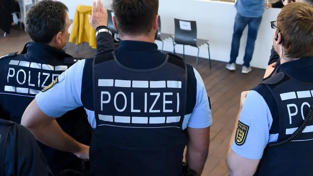 Polizisten-schauen-sich-den-Verhandlungssaal-an-bevor-die-Angeklagten-hereingefuehrt-werden