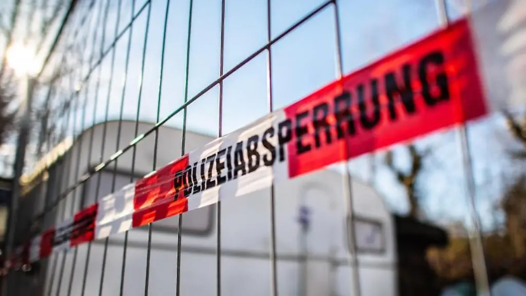 Auf-dem-Campingplatz-Eichwald-haengt-vor-dem-Campingwagen-eine-Banderole-mit-der-Aufschrift-Polizeiabsperrung