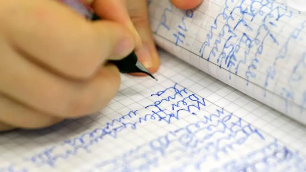 Eine-Frau-schreibt-in-ein-Heft