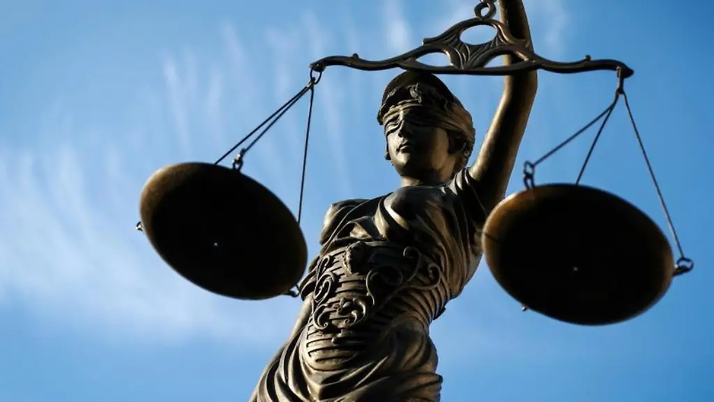 Eine-Statue-der-Justitia-haelt-eine-Waage-in-ihrer-Hand
