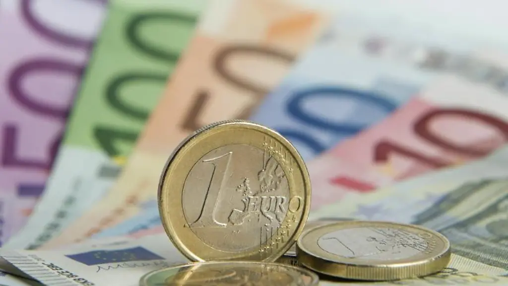 Euro-Banknoten-und-Muenzen-sind-zu-sehen