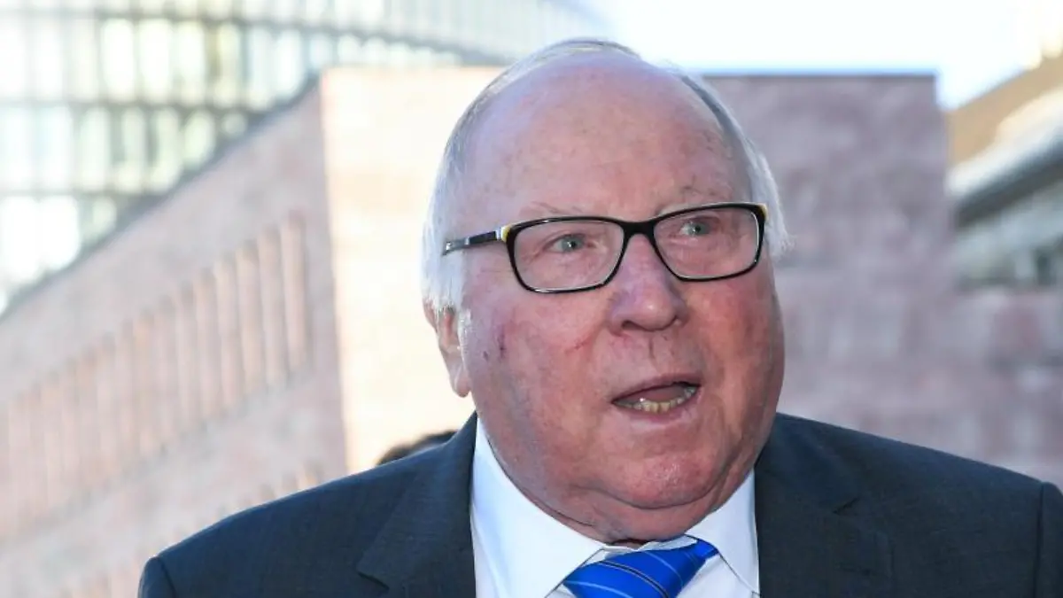 HSV-Legende-Uwe-Seeler-geht-mit-der-aktuellen-Mannschaft-des-Hmaburger-SV-hart-ins-Gericht
