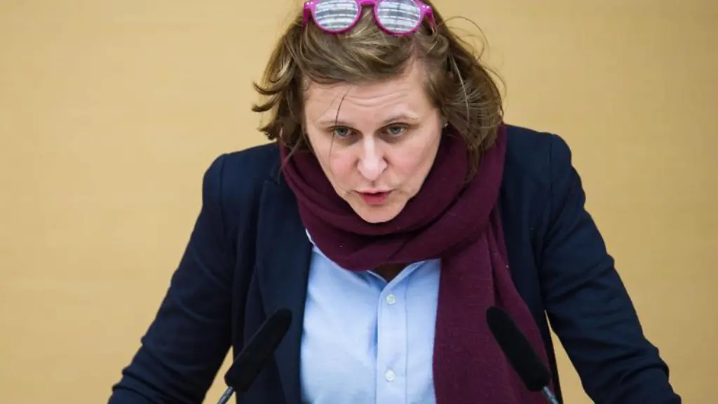 Simone-Strohmayr-SPD-spricht-bei-einer-Plenarsitzung-im-Landtag