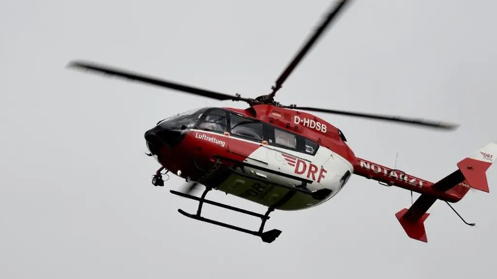 Ein-Rettungshubschrauber-fliegt-am-Himmel