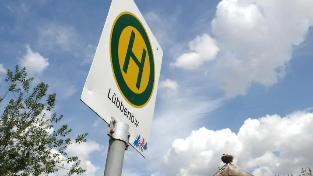 Blick-auf-das-Schild-einer-Bushaltestelle-in-Luebbenow-im-Landkreis-Uckermark