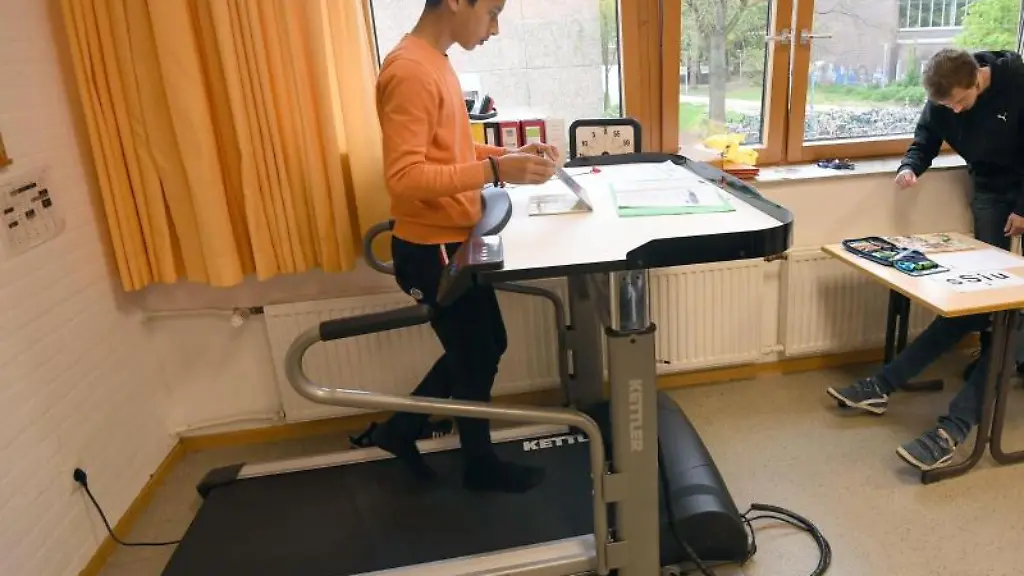 Ein-Schueler-laeuft-auf-einem-Laufband-waehrend-des-Unterrichts