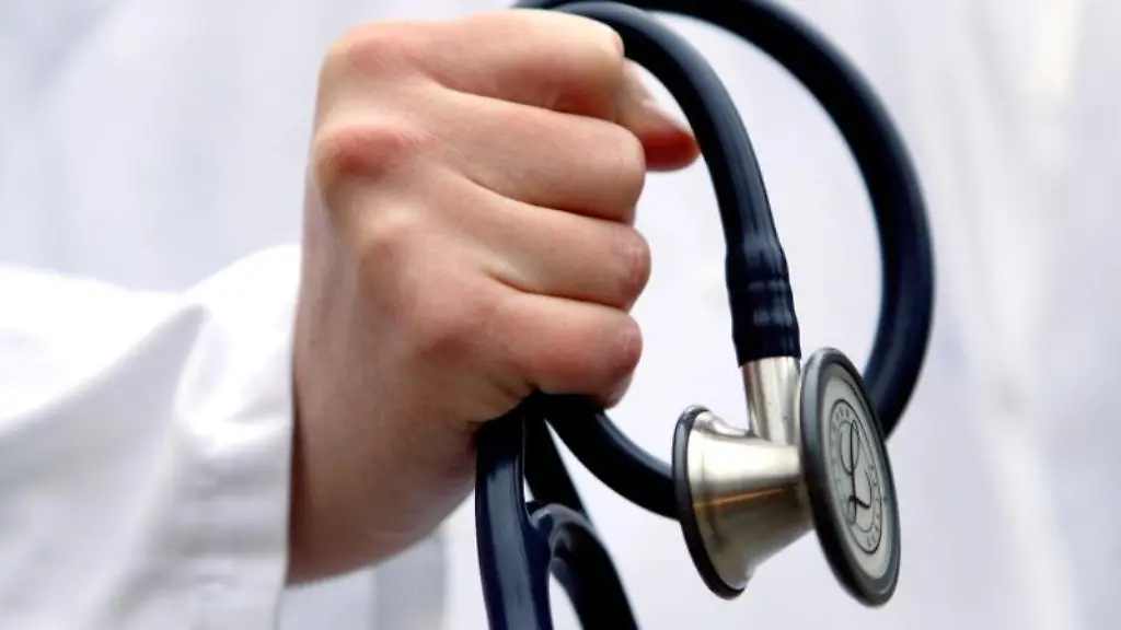 Eine-Aerztin-haelt-ihr-Stethoskop-in-ihrer-Hand