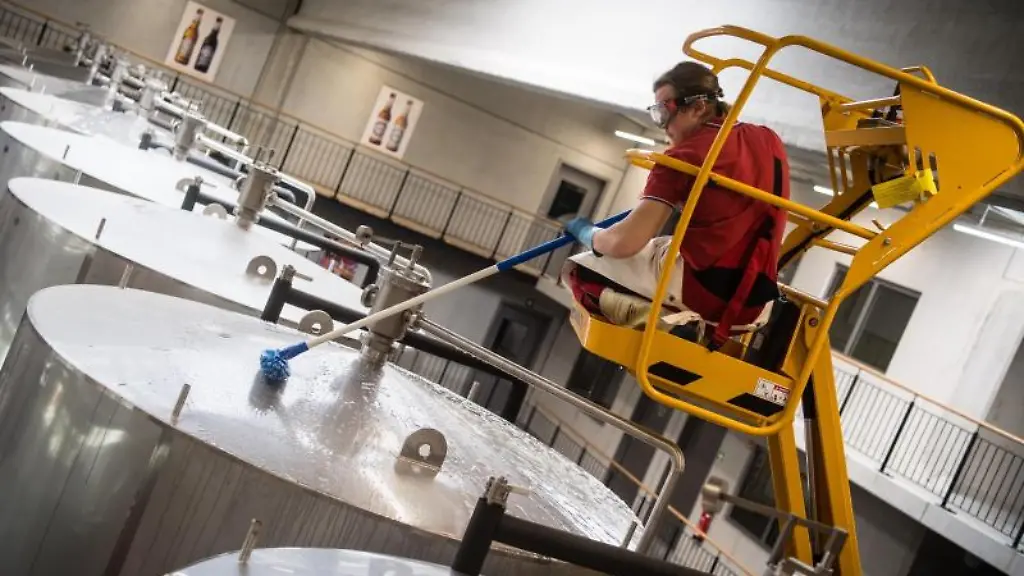 Ein-Brauergeselle-reinigt-im-Sudhaus-einer-Brauerei-die-Lagertanks
