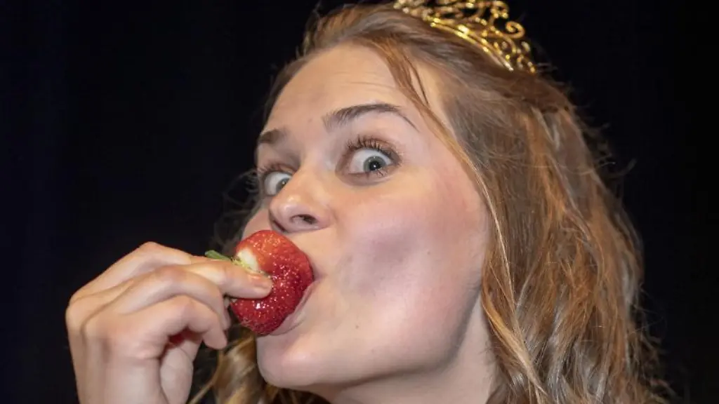 Anne-Obrecht-beisst-als-erste-Erdbeerkoenigin-in-Baden-Wuerttemberg-in-eine-Erdbeere