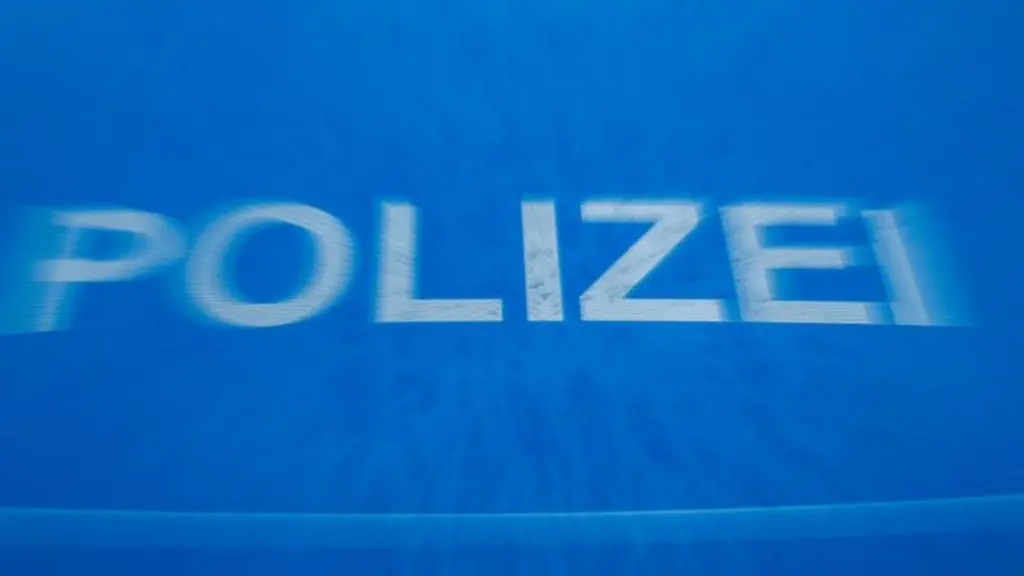 Schriftzug-Polizei-auf-der-Motorhaube-eines-Funkstreifenwagens