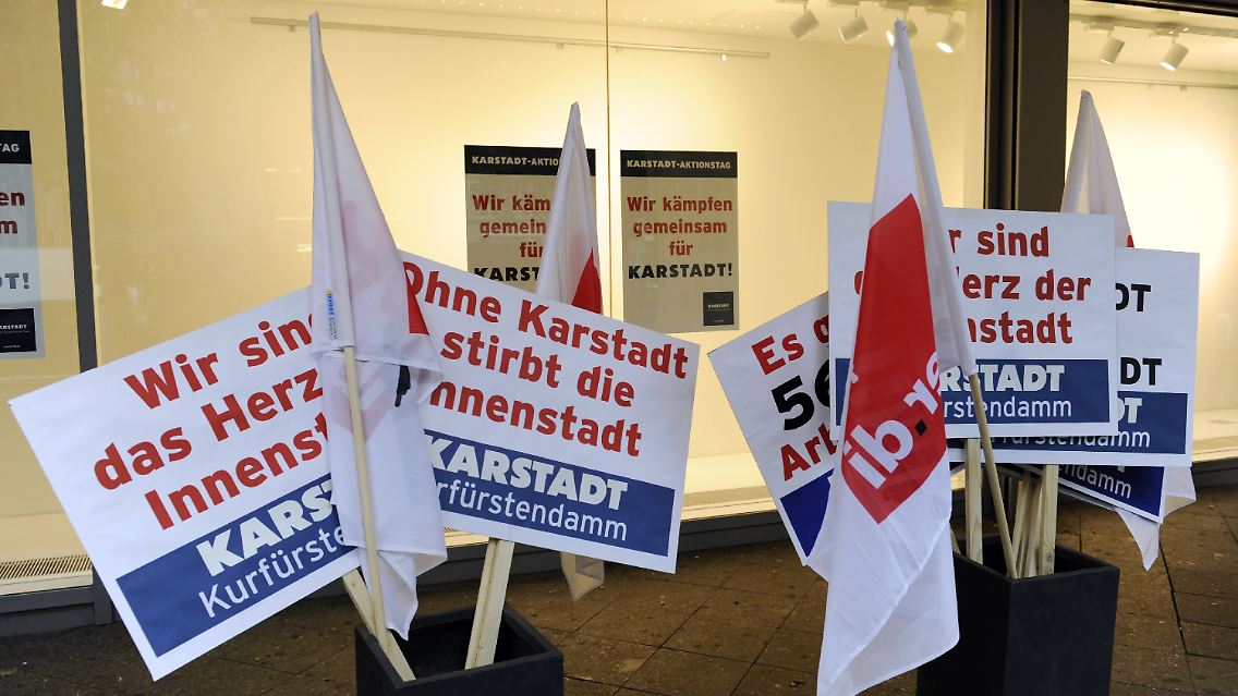 Fahnen und Schilder von Karstadt-Mitarbeitern.