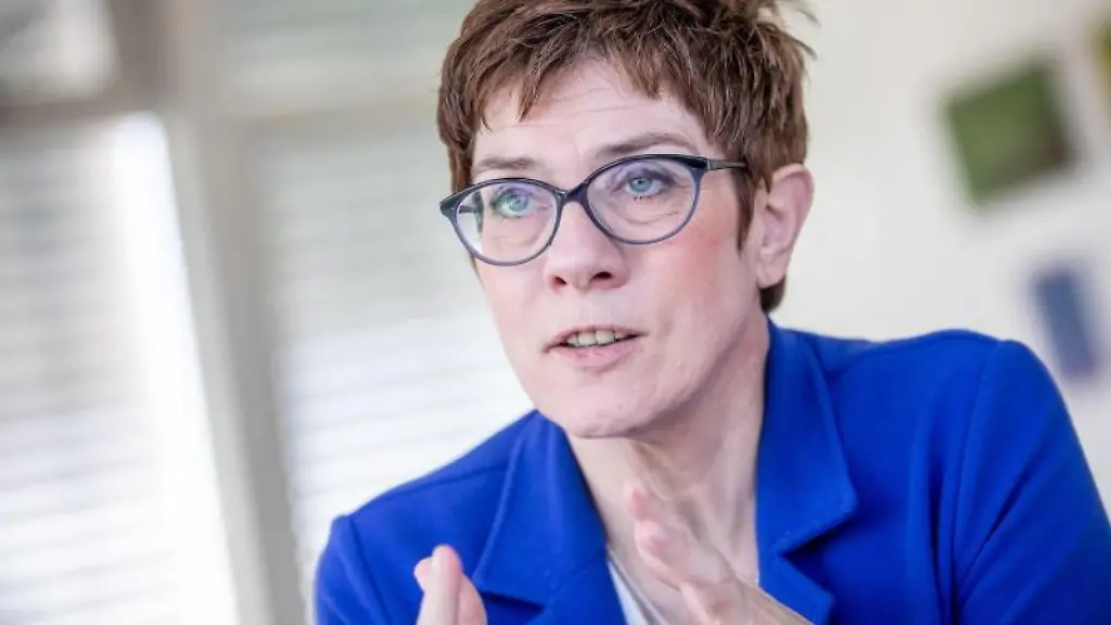 Annegret-Kramp-Karrenbauer-Bundesvorsitzende-der-CDU-spricht-waehrend-eines-Interviews