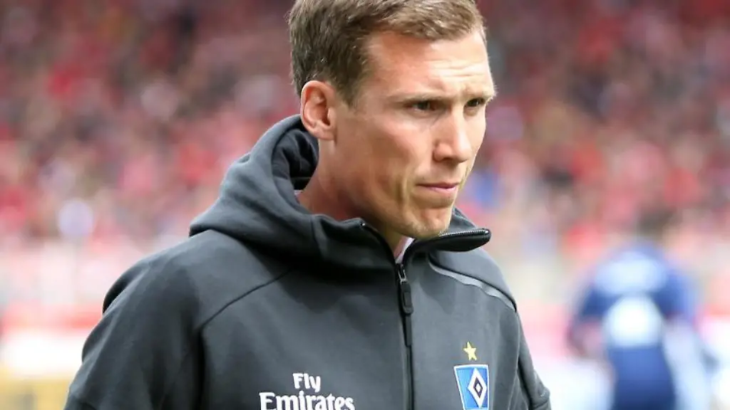 Trainer-Hannes-Wolf-vom-Hamburger-SV-laeuft-mit-ernstem-Blick-am-Spielfeldrand-entlang