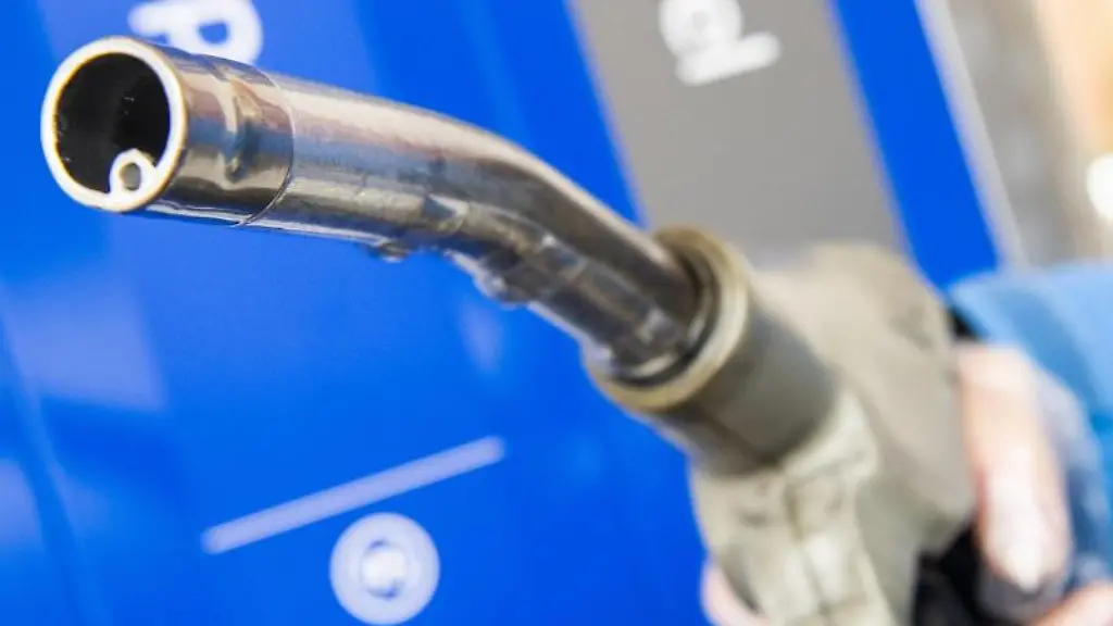 Ein-Mann-haelt-an-einer-Tankstelle-eine-Zapfpistole-in-der-Hand