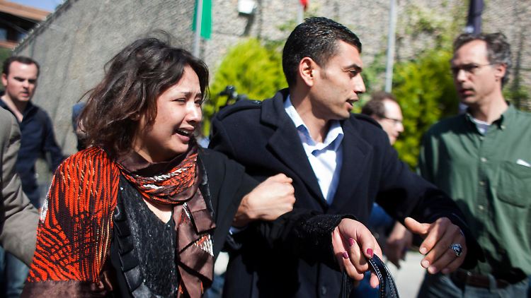 Tripolis, 26. März: Ein Mitarbeiter des Informationsministeriums führt Al-Obaidi ab.