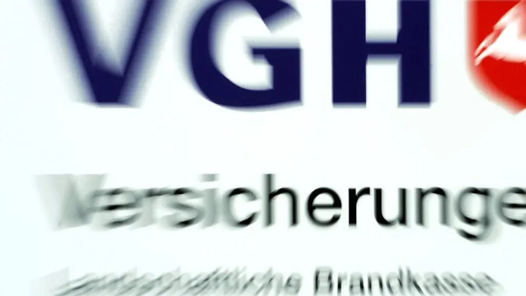 Das-Firmenschild-der-Versicherungsgruppe-VGH-ist-an-der-Verwaltung-des-Unternehmens-angebracht