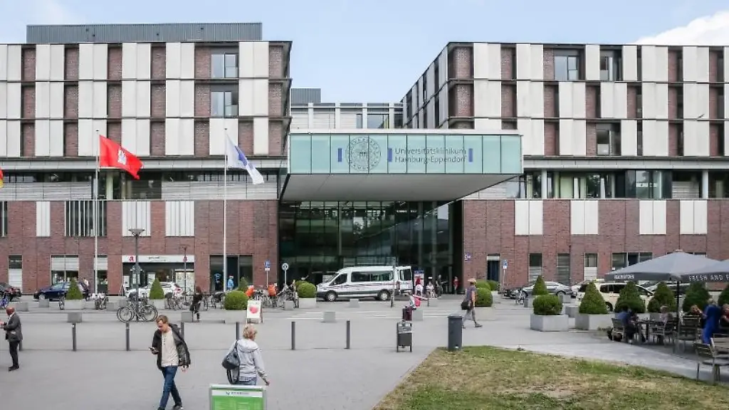 Hautpgebaeude-und-Haupteingang-des-Universitaetsklinikums-Eppendorf-UKE