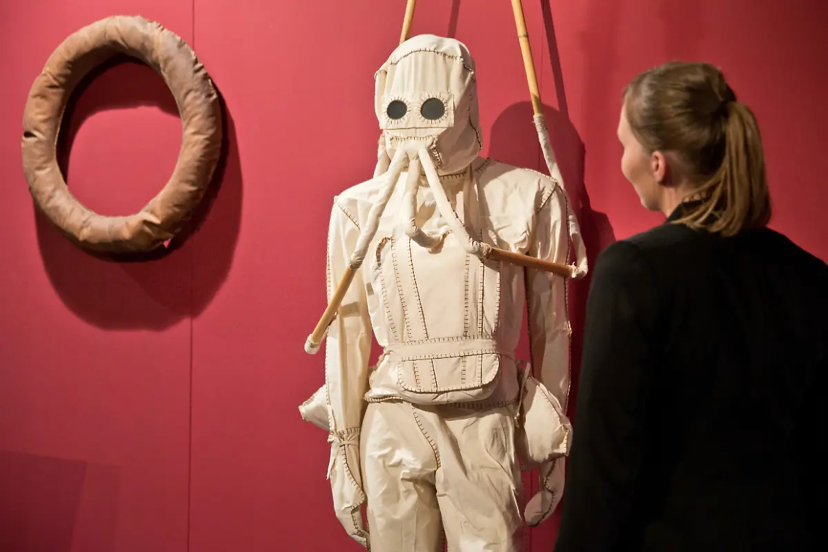 Scafandro-Tauchanzug-links-eine-von-da-Vinci-entwickelte-Boje