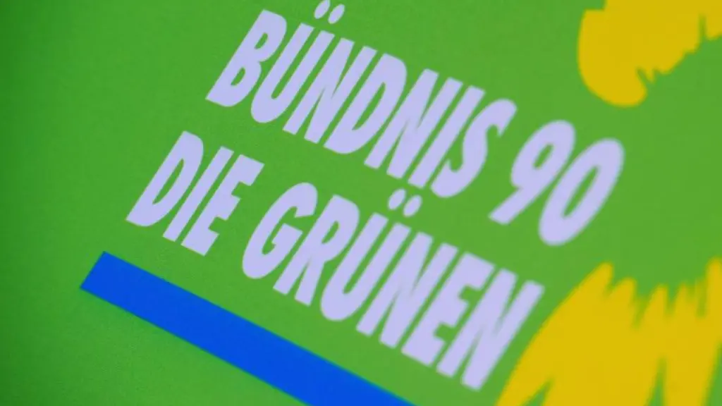 Das-Logo-von-Buendnis-90-Die-Gruenen-auf-einem-Aufsteller-der-Partei